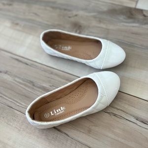 Girls comfort White faux leather ballet flats- like new!